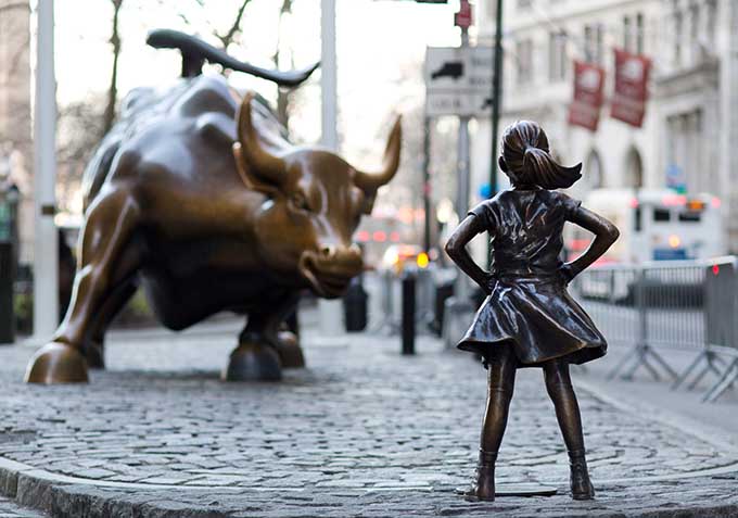 Установленную на месяц статую «Бесстрашная девочка» оставят на Уолл-стрит еще на год