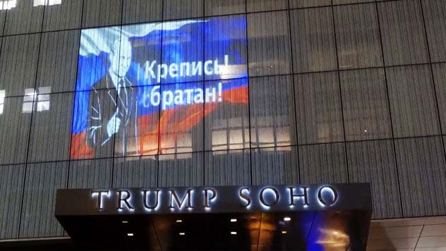 Видеоинсталляция художника Робина Белла с портретом Путина появилась над входом отеля Trump SoHo