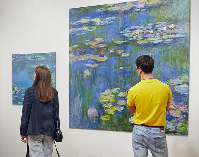 Выставка 110 репродукций картин "Клод Моне. Магия воды и света" продолжается в Саду им. Баумана в Москве