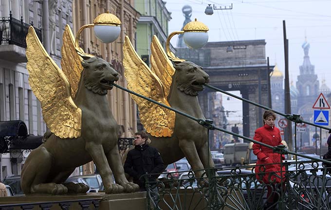Famous sculptures of winged lions-griffins on Bank Bridge in St.Petersburg sent for restoration
