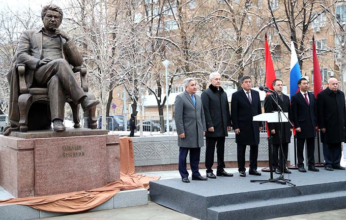 The monument to the writer Chingiz Aitmatov opened today in Moscow