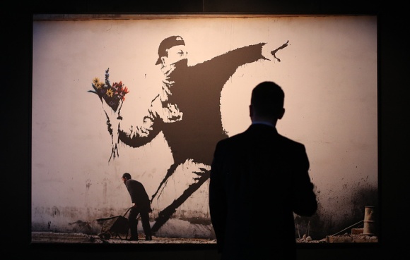 Гений или вандал? В Москве открылась первая российская выставка стрит-арт-художника Бэнкси