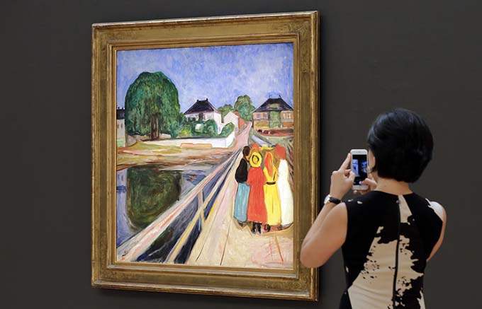 The painting of the famous Norwegian artist Edvard Munch's "Girls on the Bridge" sold in New York for $ 54.5 million