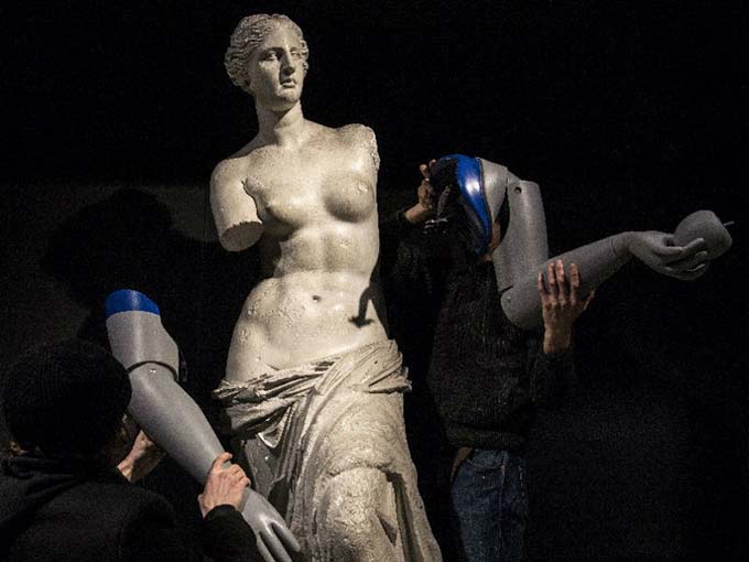 Charity gives Venus de Milo prosthetic arms in French campaign
