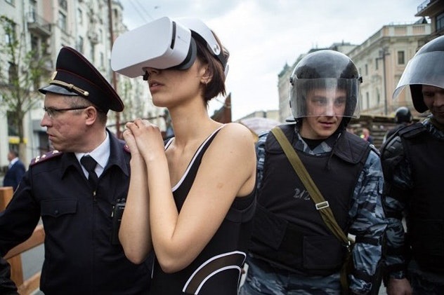 Художницу-акционистку задержали возле Кремля за пребывание «в общественном месте в виртуальной реальности»
