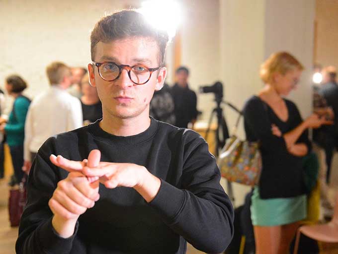 Термины современного искусства «инсталляция» и «поп-арт» перевели на язык глухих в "Гараже"
