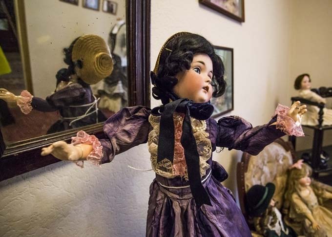 Выставка антикварных кукол "Уставшие барышни" открылась во Владивостоке