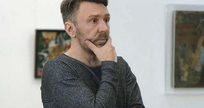 Rock singer Shnurov plunged into the "Black Square" by Malevich in the video of Tretyakov Gallery