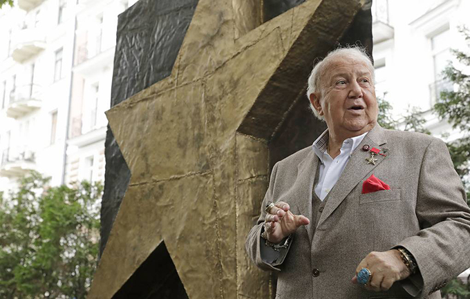 "Monument to the future stars" by Zurab Tsereteli was installed in the courtyard of GITIS