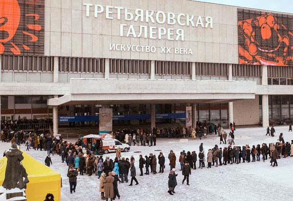 С картой "Друг Третьяковки" стоимостью от двух до ста тысяч рублей можно бесплатно и без очереди посещать музей