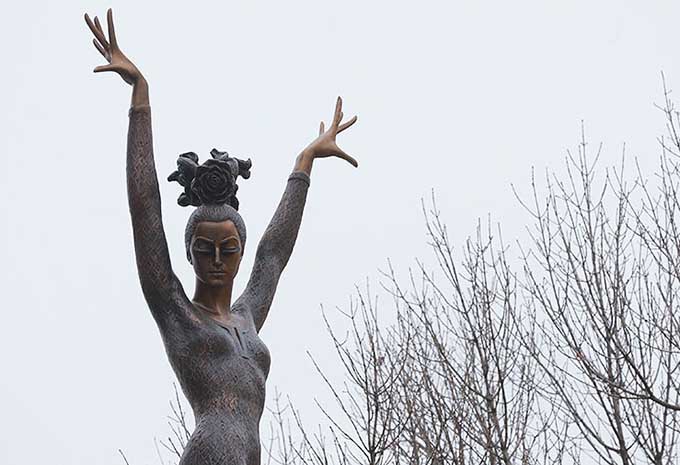 Monument to Maya Plisetskaya by Victor Mitroshin opened in Moscow, near Bolshoi Theatre