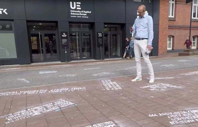 Израильско-немецкий художник Шахак Шапира расписал оскорбительными твитами площадь перед офисом Twitter