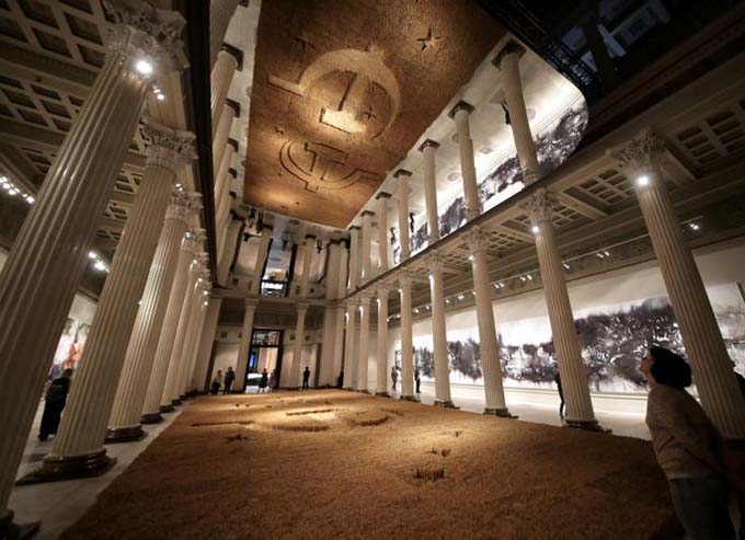 Выставка известного китайского художника Цай Гоцяна о революции 1917 года "Октябрь" открылась в Москве