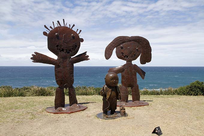 The exhibition "Sculpture by the Sea" is taking place these days on the beach of Tamarama in Sydney