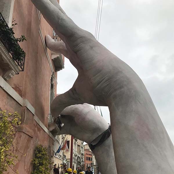Скульптура с гигантскими руками поддержит историческое здание в Венеции к открытию Венецианской биеннале