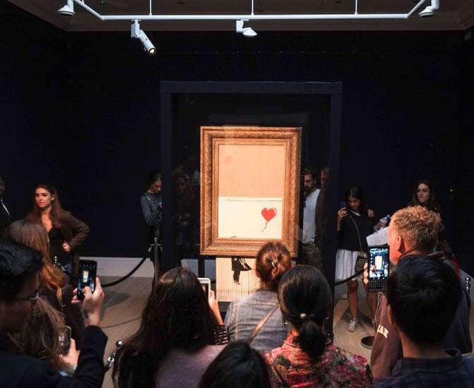 Картину Бэнкси, которая самоуничтожилась после продажи, впервые покажут в музее в Германии